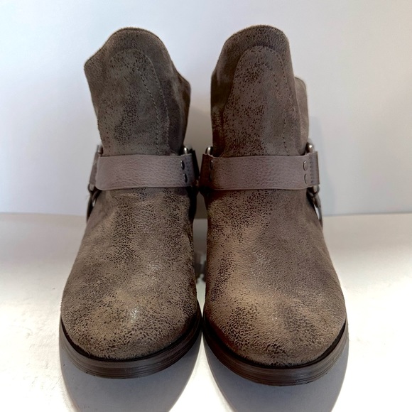 NOT RATED FINCH BOHO RODEO DISTRESSED SLOUCHY HARNESS ANKLE BOOTIE IN TAUPE Sz10 - Picture 14 of 14
